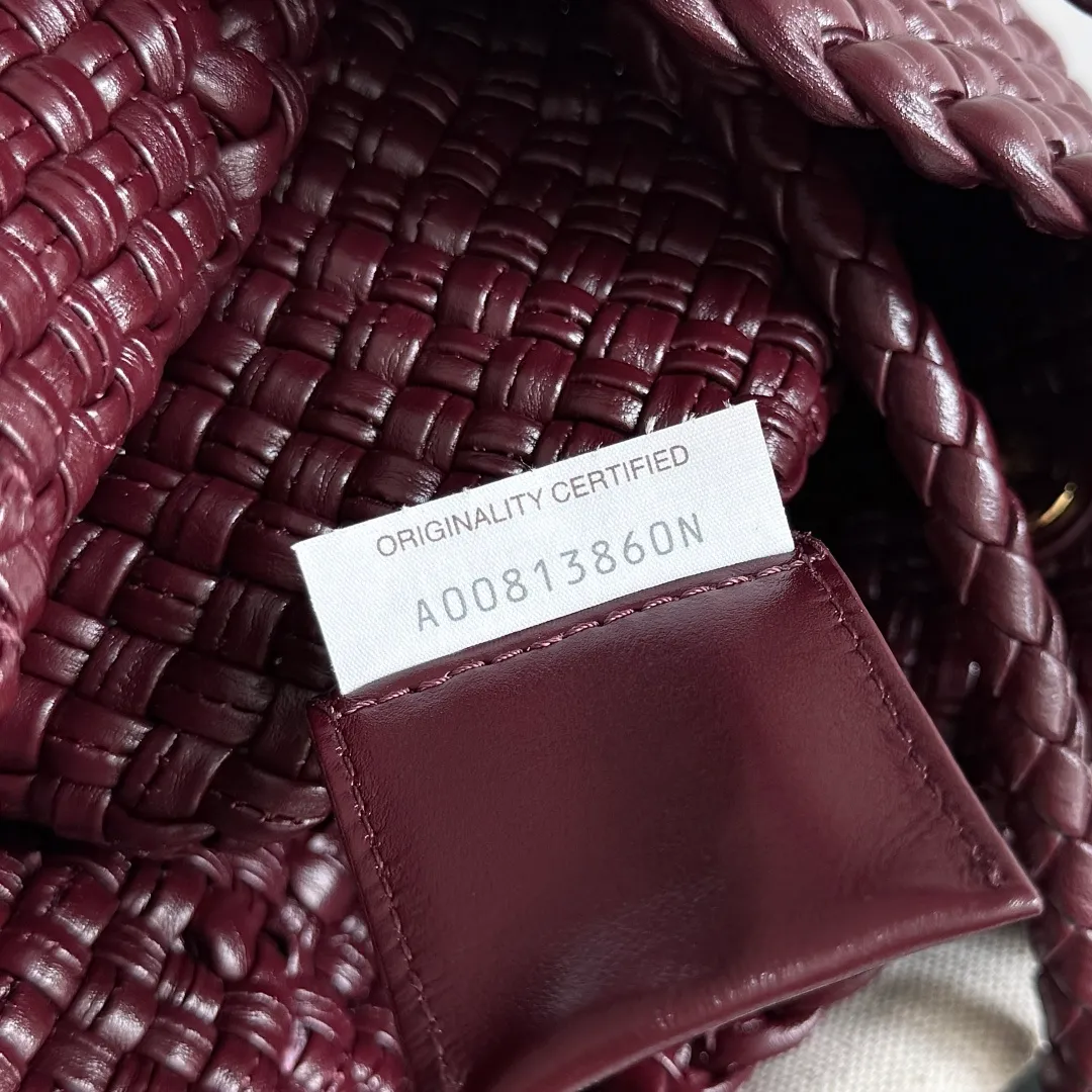 Batch 3760 BV collectible small woven handbags are really YYDS!! Bottega Veneta’s most classic small woven handbags are back! ! We use the highest quality leather with the highest craftsmanship❤️ to create the most expensive works. We have created the Intrecciato leather weaving process❤️ This unique traditional exclusive leather weaving method has not only become our logo but also reflects the time-consuming and labor-intensive craftsmanship of our products❤️ The new TOSCA handbag must be a selection worth collecting🆕 Style number: 776755 Size: 20*15.5*7cm